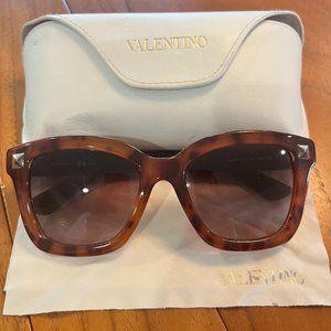 Valentino V699S Sunglasses